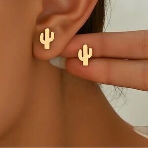 NEW Dainty Cactus stud Earrings Gold color - Boutique